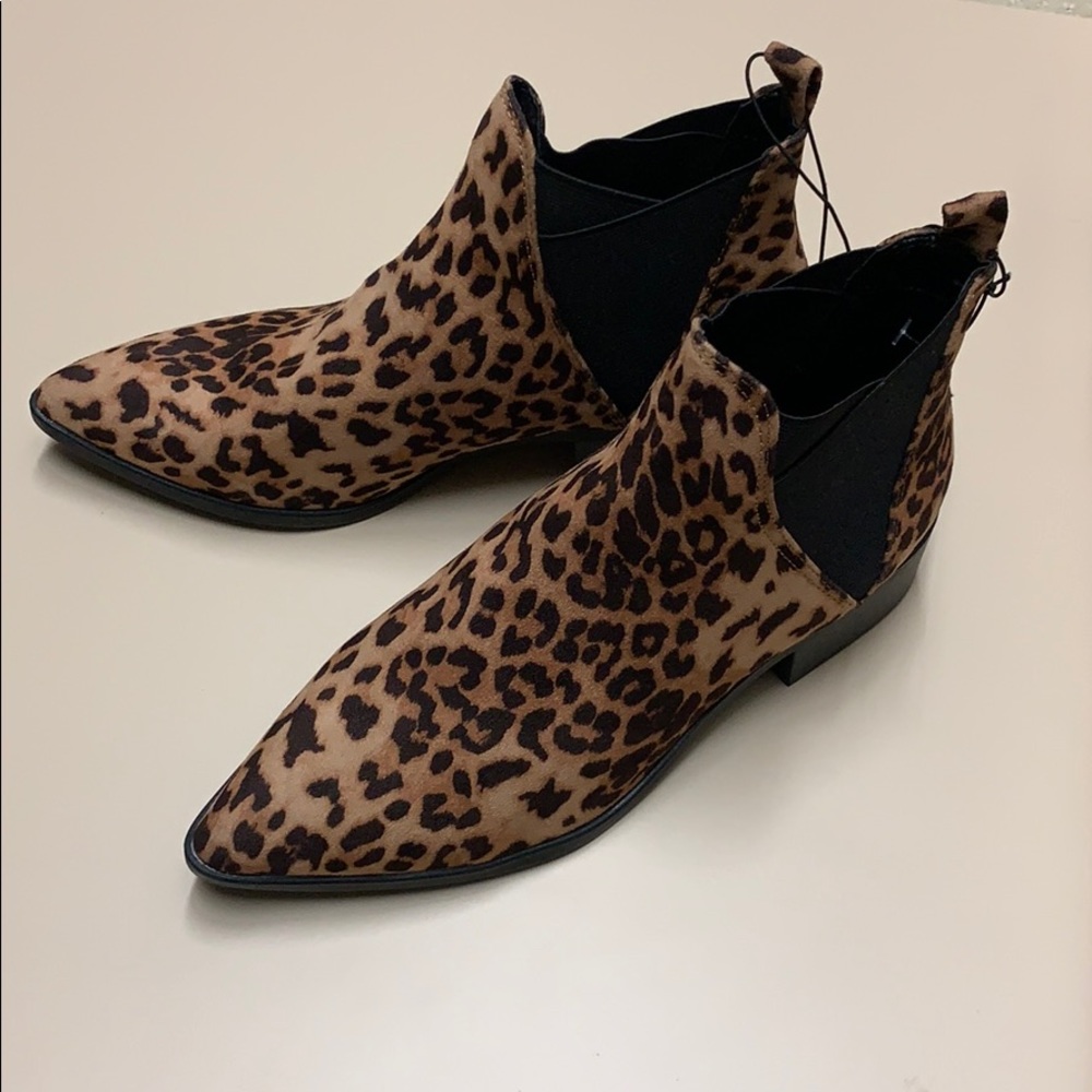 Bella~Vita leopard print booties.